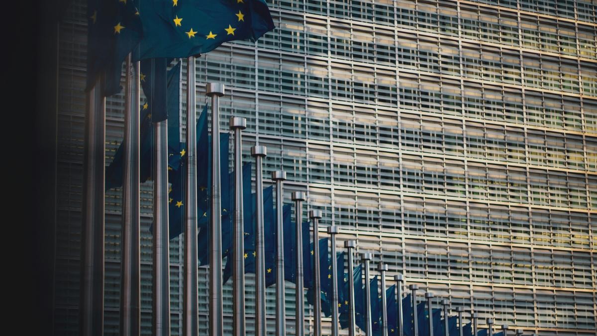 Fusioni, l’Ue accelera con le nuove linee guida per creare campioni europei. E limita i poteri dei governi