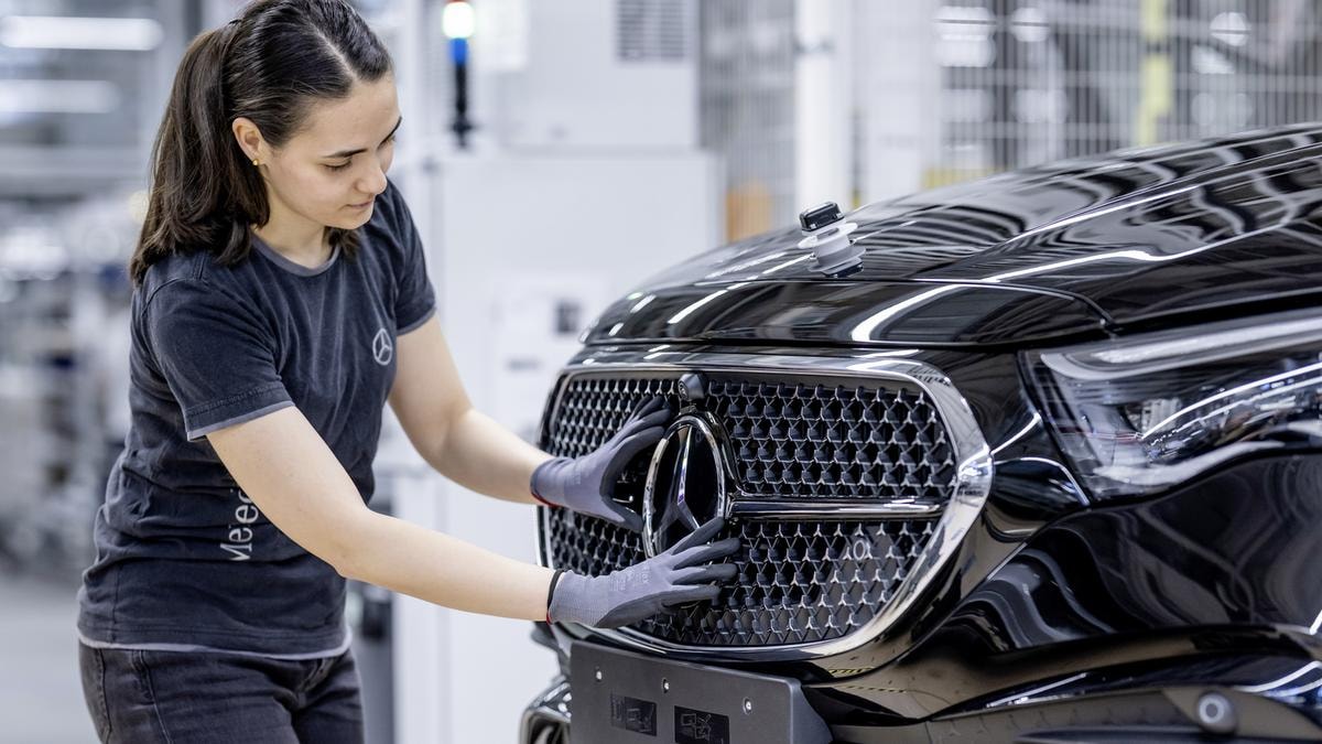 Auto, i dazi Usa di Trump sono già costati 8 miliardi a Volkswagen, Bmw, Mercedes e Stellantis