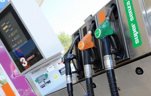 Caro-carburanti, il governo prolunga lo sconto. Dall’inizio della crisi spesi 400 milioni al mese con il taglio delle accise