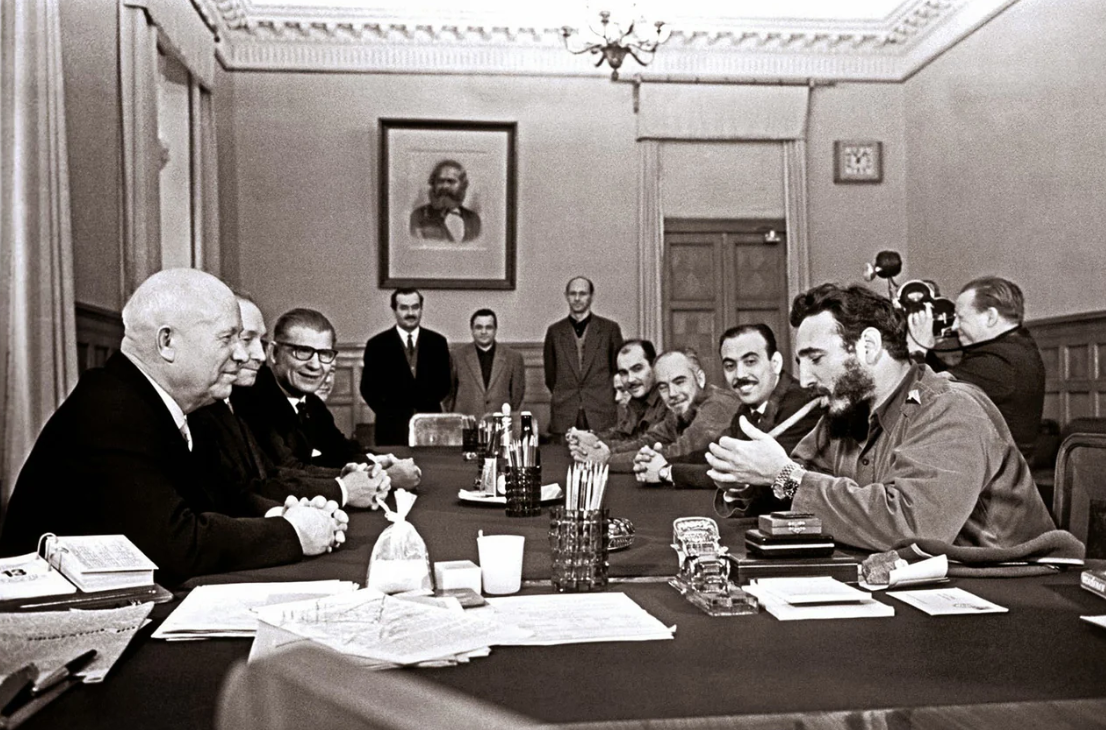Fidel Castro accende un sigaro indossando due orologi Rolex durante un incontro con Krusciov, Cremlino, 1963