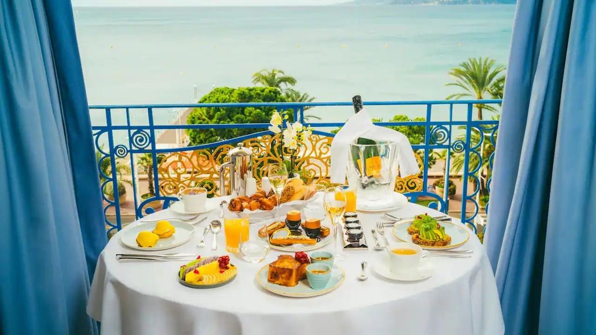 Al Festival di Cannes è The White Lotus 4 a rubare la scena. Ecco i due hotel blindati per le riprese