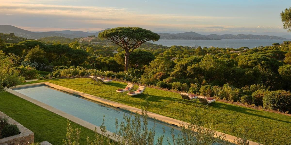 Al Festival di Cannes è The White Lotus 4 a rubare la scena. Ecco i due hotel blindati per le riprese