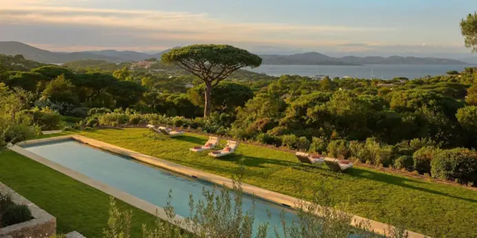 Al Festival di Cannes è The White Lotus 4 a rubare la scena. Ecco i due hotel blindati per le riprese