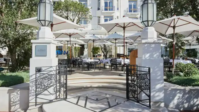 Al Festival di Cannes è The White Lotus 4 a rubare la scena. Ecco i due hotel blindati per le riprese