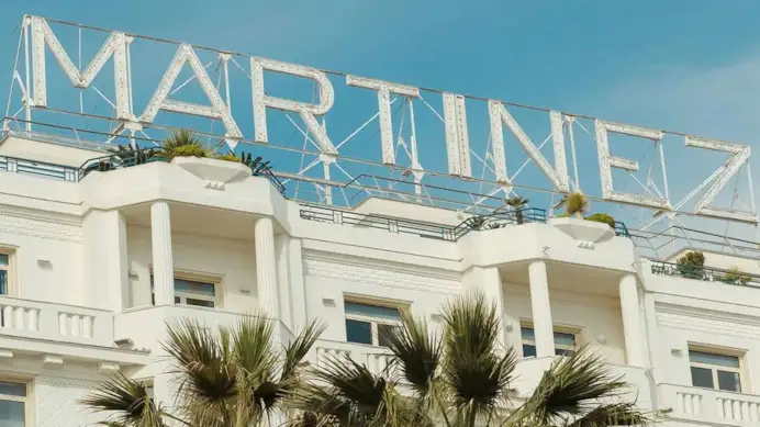 Al Festival di Cannes è The White Lotus 4 a rubare la scena. Ecco i due hotel blindati per le riprese