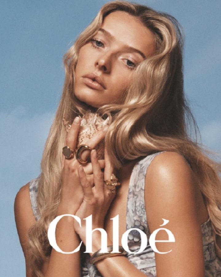 Un'immagine della campagna Chloé x Apple Martin (ph David Sims, courtesy Chloé)