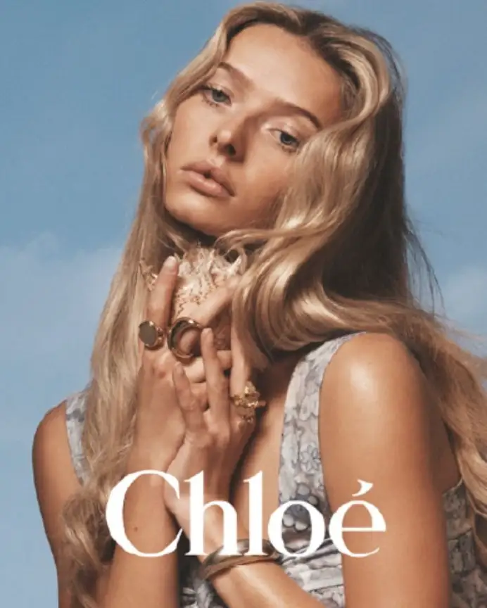 Un'immagine della campagna Chloé x Apple Martin (ph David Sims, courtesy Chloé)
