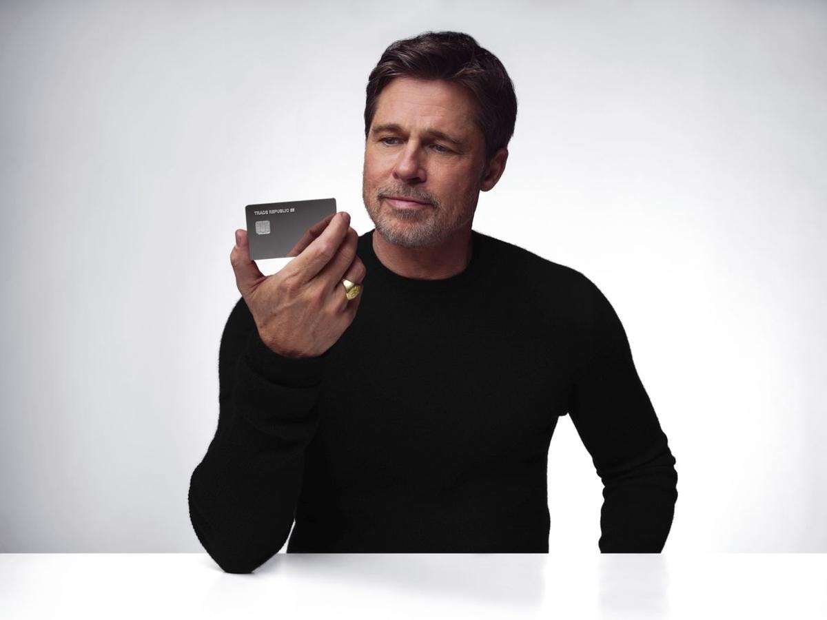 Trade Republic alza il rendimento del conto corrente al 3% per i nuovi clienti. E recluta Brad Pitt come testimonial