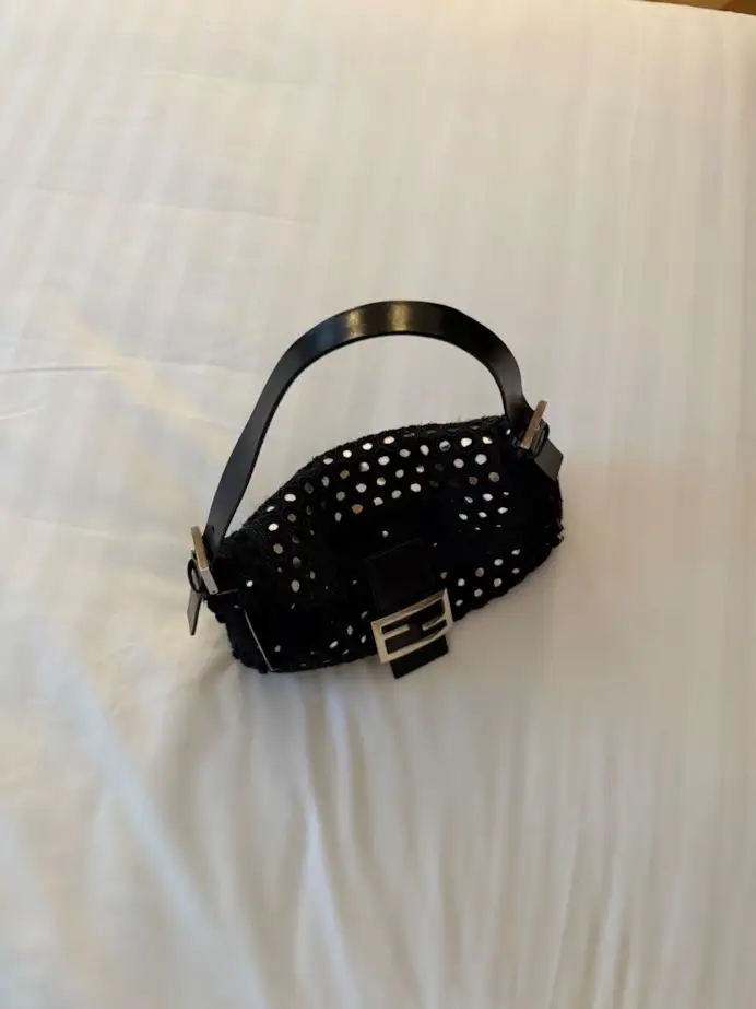 Un'immagine della borsa baguette Vintage con ricamo specchietti del 1997 (courtesy Fendi)
