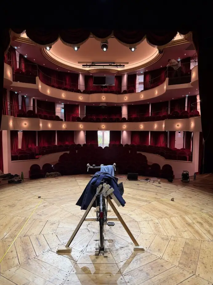 Un'immagine della vista dal palcoscenico del Teatro della Cometa della bicicletta utilizzata da Sara Drago nel monologo Più grande di me (courtesy Teatro della Cometa)