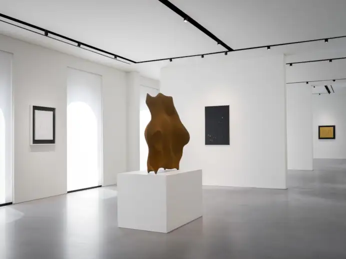 La mostra «Waves» alla 61° Biennale di Venezia (ph Ugo Carmeni studio, courtesy Xerjoff)