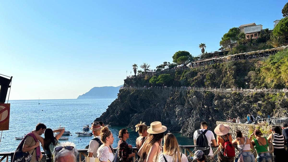 Le Cinque Terre contro l’overtourism: obbligo di auricolari e gruppi a numero chiuso 