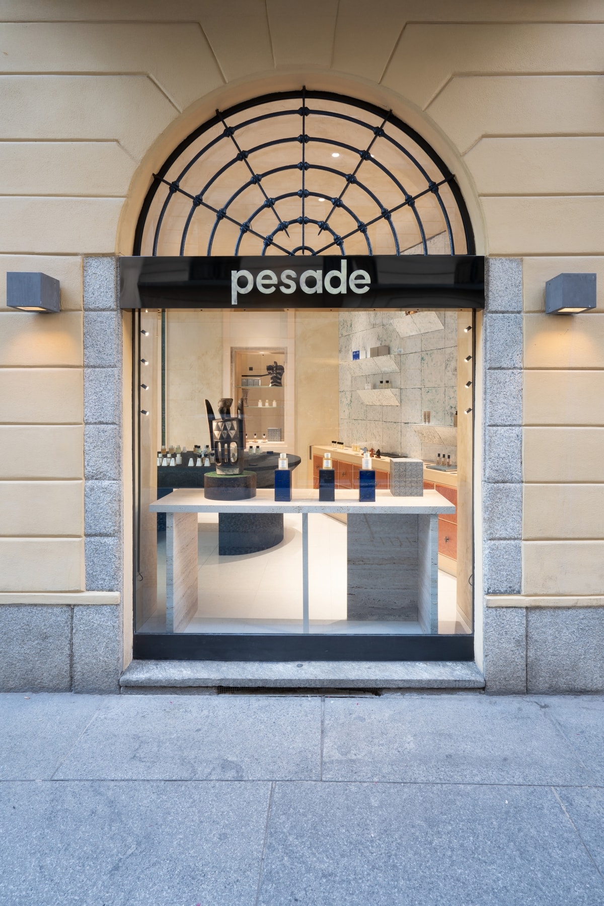 L'esterno della boutique Pesade a Milano (courtesy Pesade)