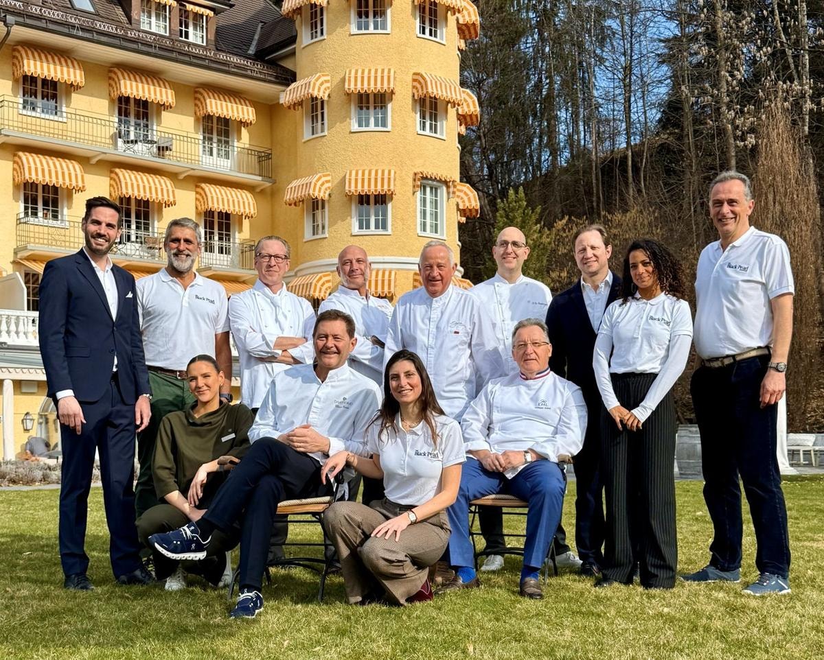 Il team del Black Pearl Award: i sei grandi chef e gli organizzatori.