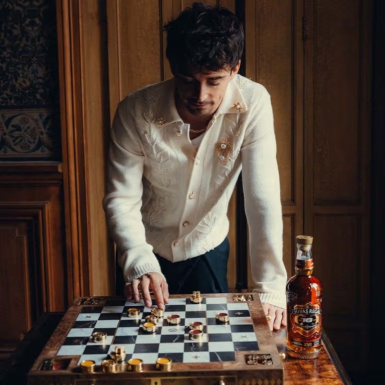 Charles Leclerc con Chivas Regal crea un whisky limited edition. Il nome lo sapete è il suo numero 