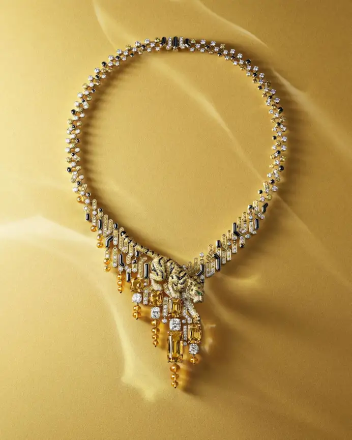 Haryma, Collier in oro giallo, topazi, granati, smeraldi, onice, diamanti gialli e arancioni, diamanti. Protagonista assoluta, la tigre.