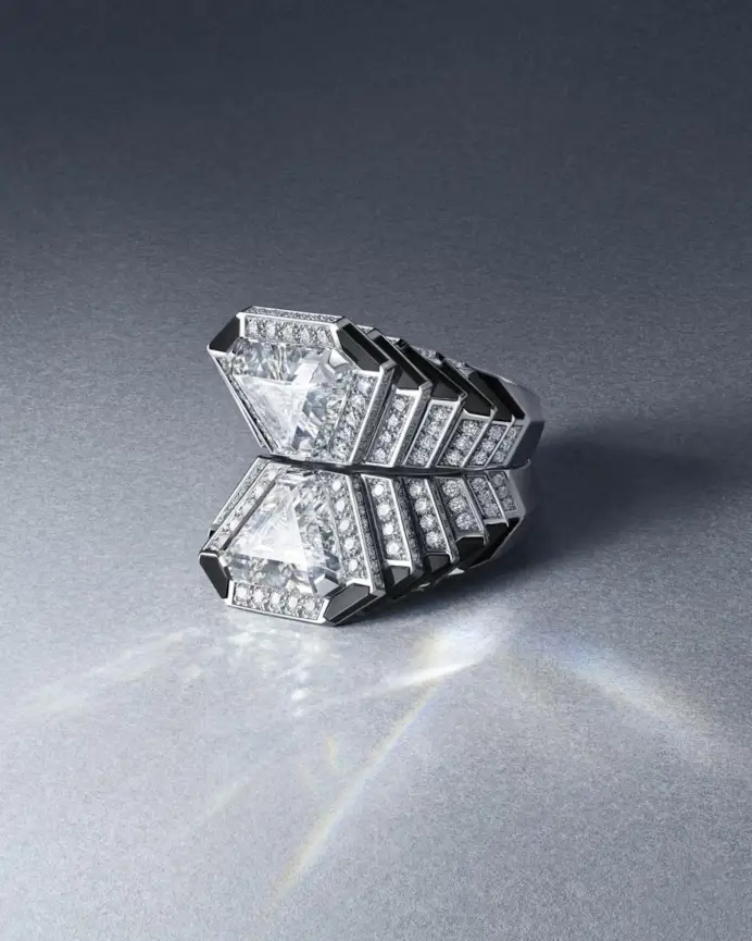 Specula, un solo anello, due modi di portarlo. Con uno splendido accostamento di diamanti triangolari (6,44 carati), Cartier propone un’interpretazione originale del classico “Toi & Moi”.