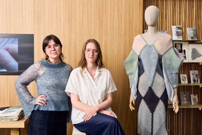Glitsky – Mother of Pearl, il progetto vincitrice realizzato da Halla Lilja Ármannsdóttir e Viola Schmidt, studentessa della Swedish School of Textiles.