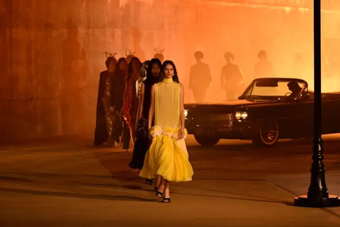 Il finale della sfilata Dior cruise 2027 (ph Francesc Ten/MFF)