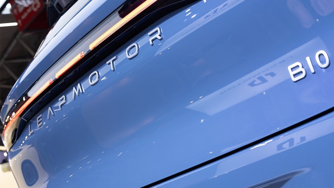 Leapmotor, il partner cinese di Stellantis torna in rosso ma accelera su vendite, investimenti e tecnologia