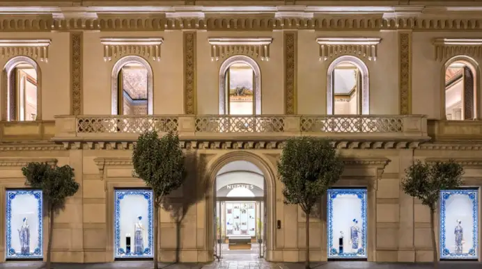 Un'immagine della boutique Nugnes e le vetrine Dolce&Gabbana (courtesy Dolce&Gabbana)