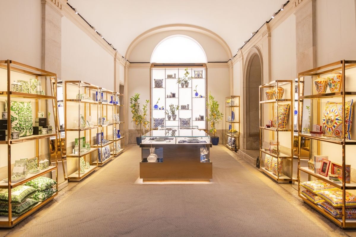 Un'immagine all'interno della boutique Nugnes e le collezioni Dolce&Gabbana (courtesy Dolce&Gabbana)
