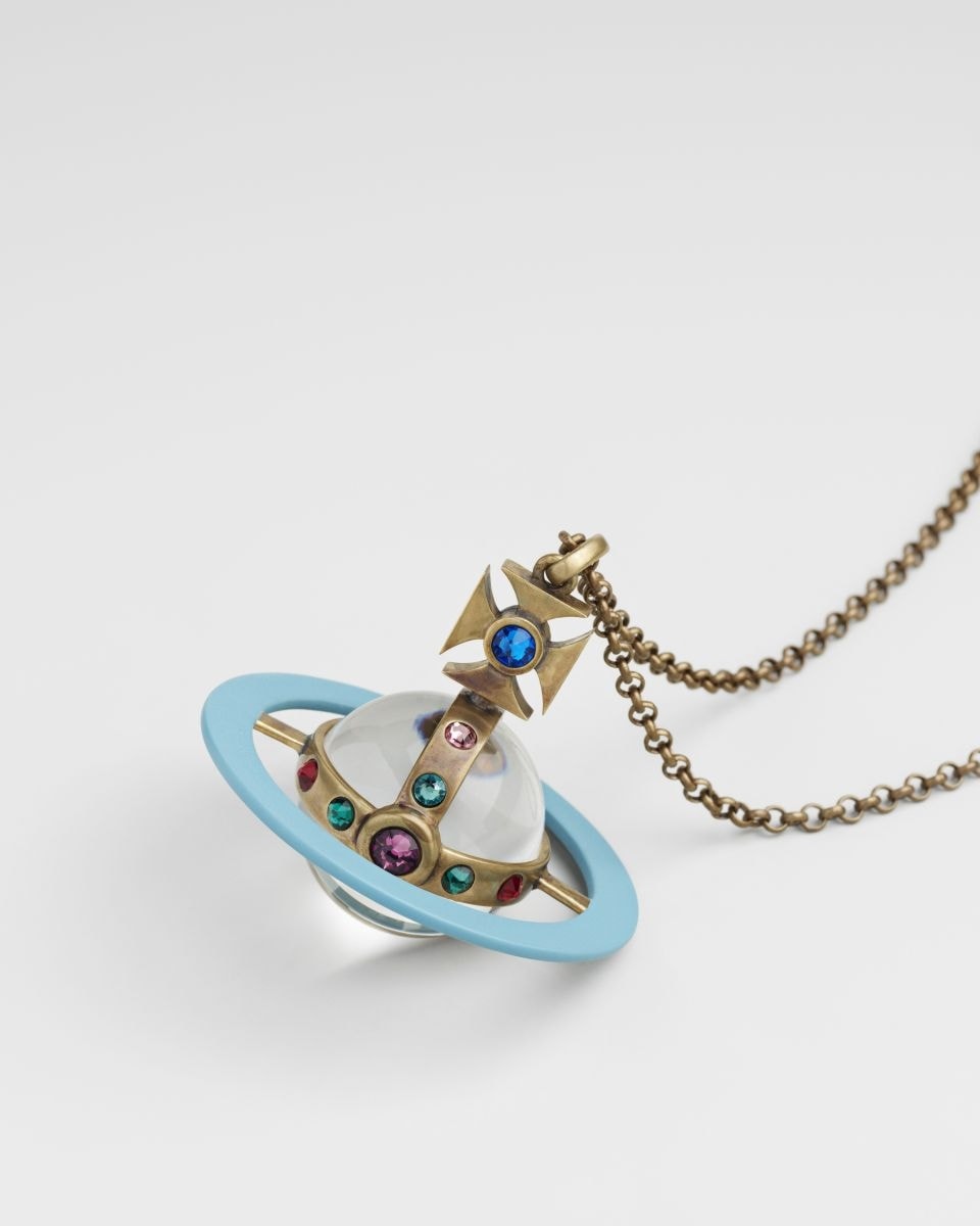 Un'immagine della collana Orb con catena dorata (ph Philippe Lacombe, courtesy Vivienne Westwood)