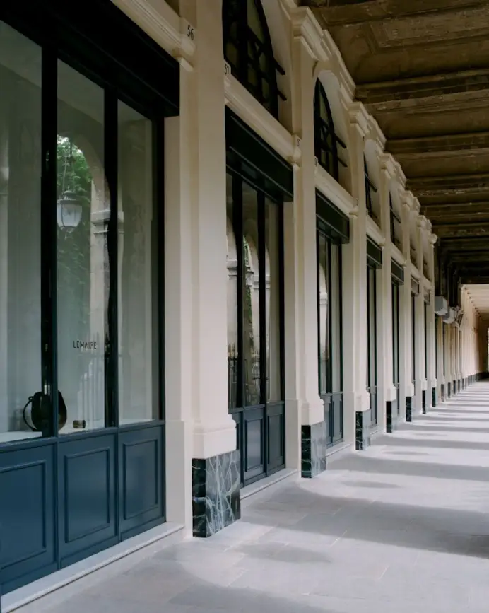 La boutique Lemaire al Palais Royal (ph Matthieu Lavanchy, courtesy Lemaire)