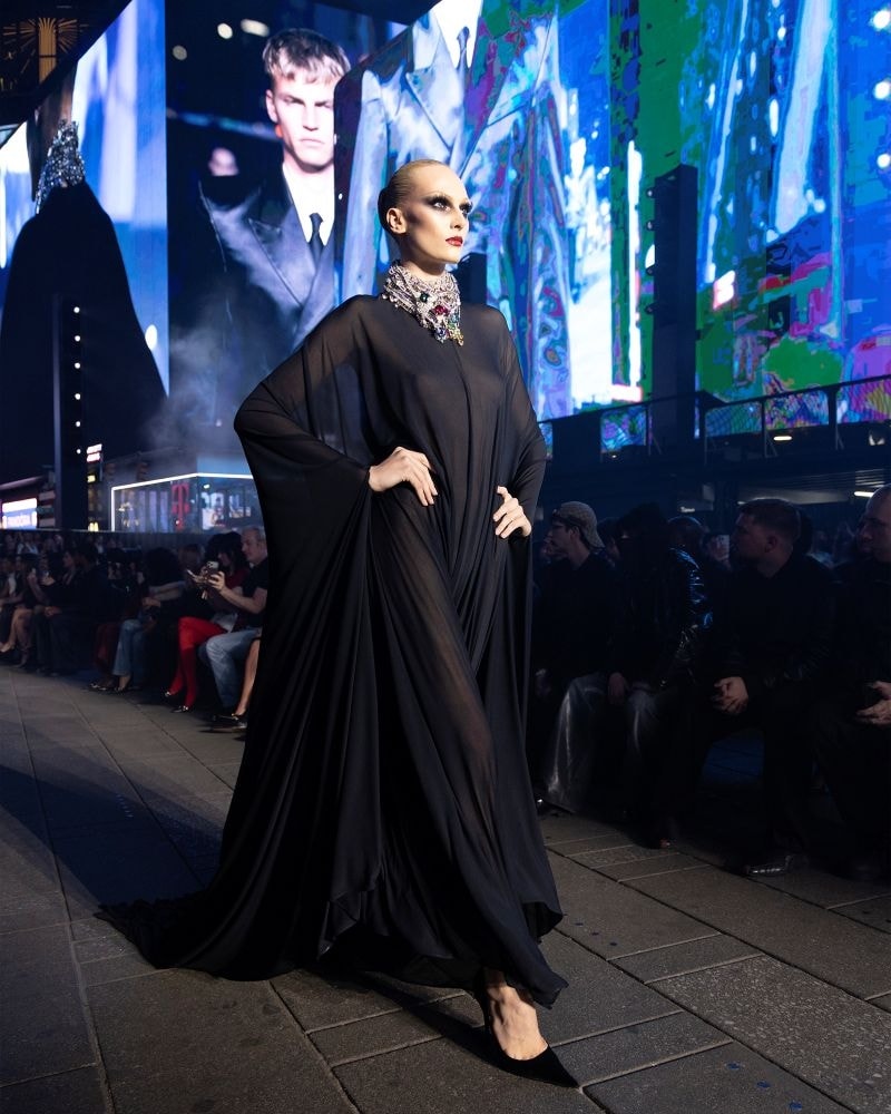 Alex Consani con un look Gucci cruise 2027 nella sfilata a Times square a New York (courtesy Gucci)