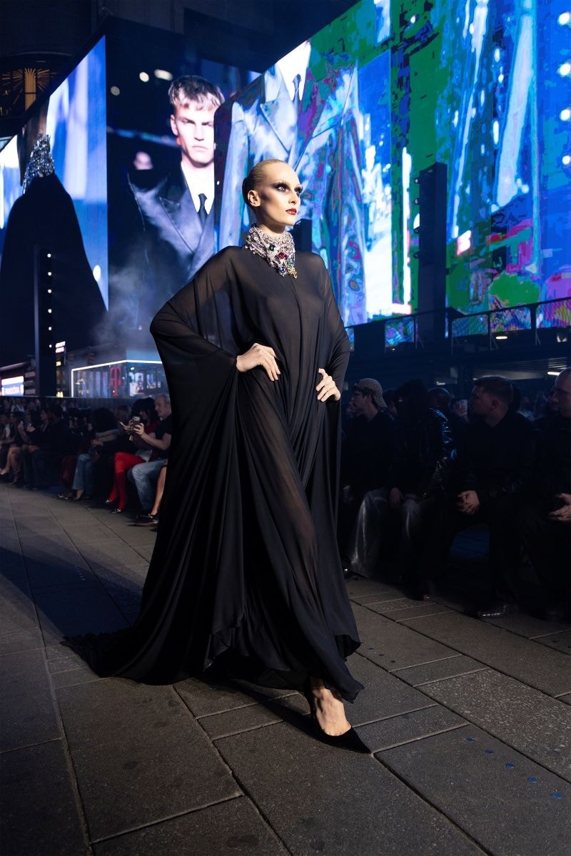 Alex Consani con un look Gucci cruise 2027 nella sfilata a Times square a New York (courtesy Gucci)