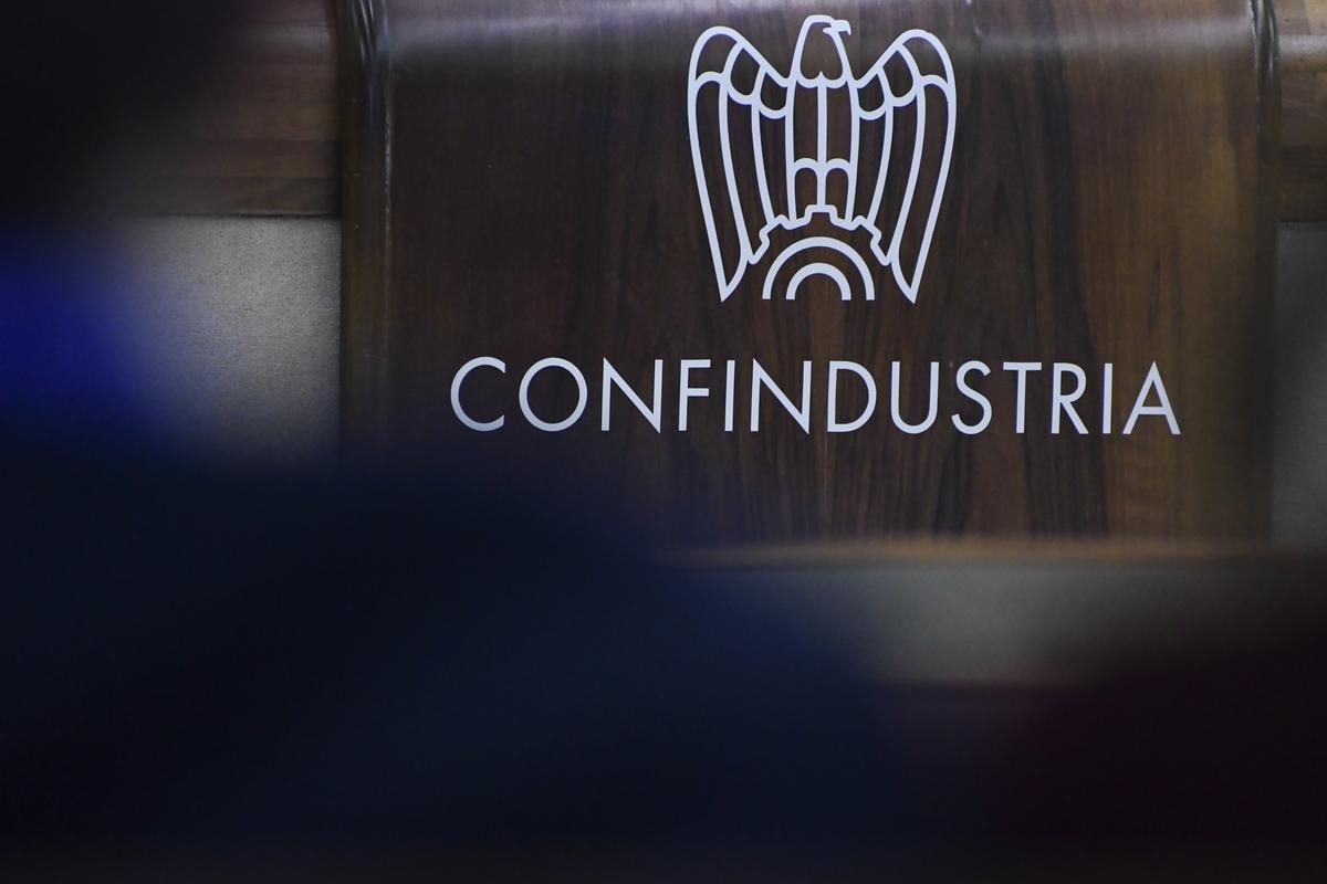 Hormuz paralizzato e petrolio oltre 100 dollari: per Confindustria inflazione in rialzo e investimenti in frenata