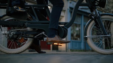 Il ciclista si riconosce… dal pedale luminoso