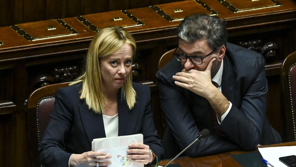 Prezzi carburante, verso la proroga del taglio delle accise. Il governo bussa alla porta dei ministeri per le coperture