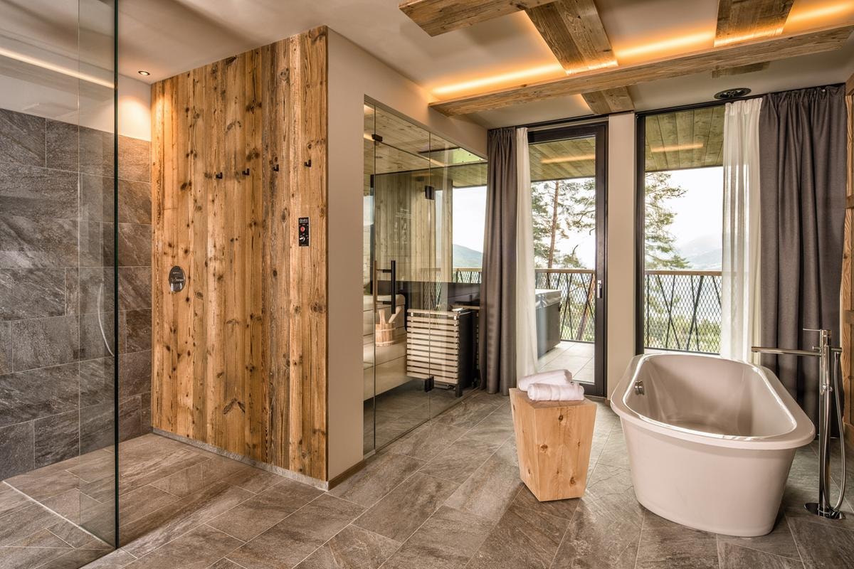 Sleep tourism: il lusso di dormire bene in un resort sospeso tra gli alberi in Alto Adige
