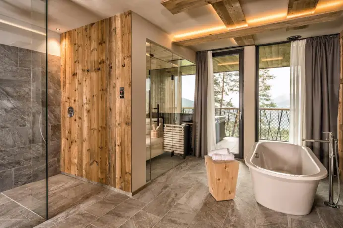 Sleep tourism: il lusso di dormire bene in un resort sospeso tra gli alberi in Alto Adige