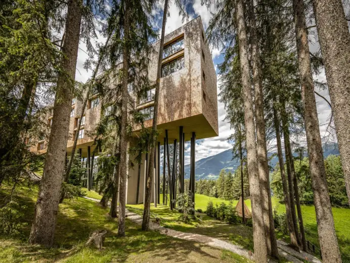 Sleep tourism: il lusso di dormire bene in un resort sospeso tra gli alberi in Alto Adige
