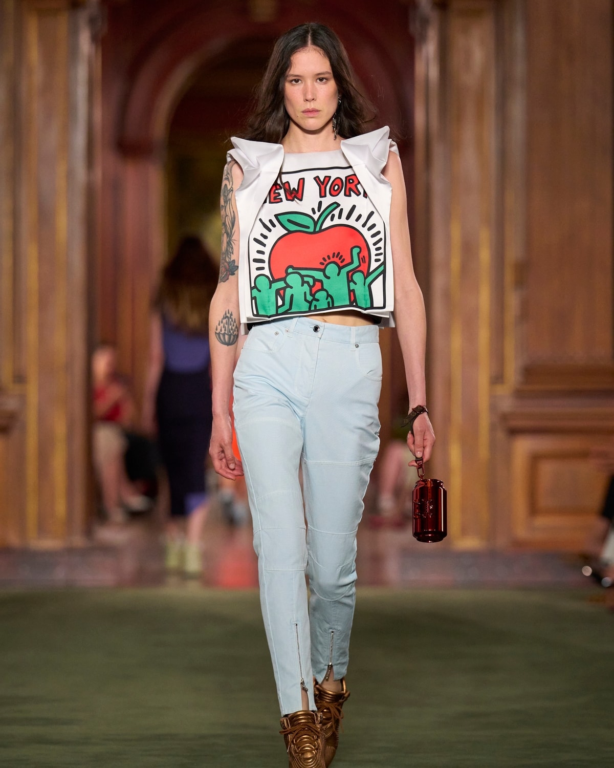 Un look Louis Vuitton cruise 2027 (ph Filippo Fior, courtesy Louis Vuitton)