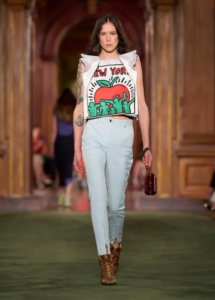Un look Louis Vuitton cruise 2027 (ph Filippo Fior, courtesy Louis Vuitton)