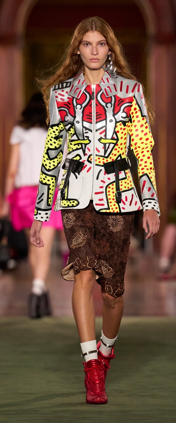 Un look Louis Vuitton cruise 2027 (ph Filippo Fior, courtesy Louis Vuitton)