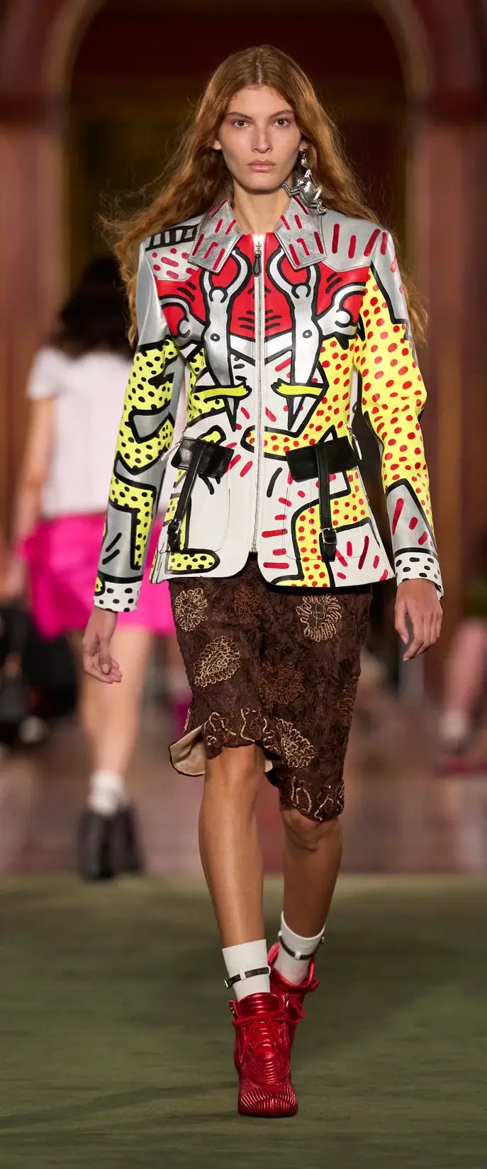 Un look Louis Vuitton cruise 2027 (ph Filippo Fior, courtesy Louis Vuitton)