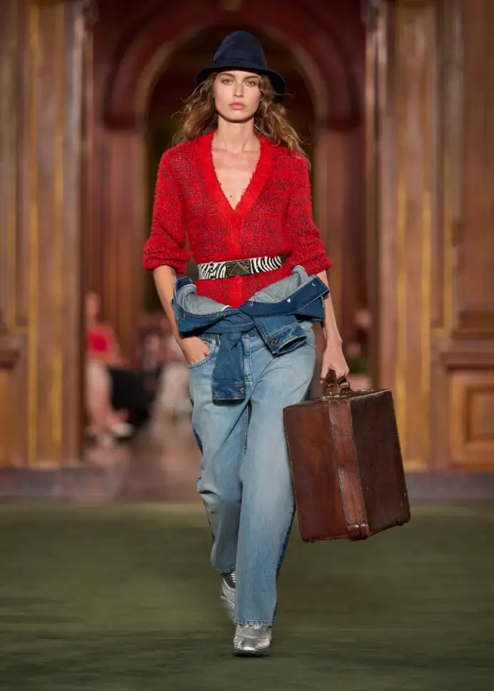 Giulia Maenza sfila per la cruise 2027 di Louis Vuitton (courtesy Louis Vuitton/ph Filippo Fior)