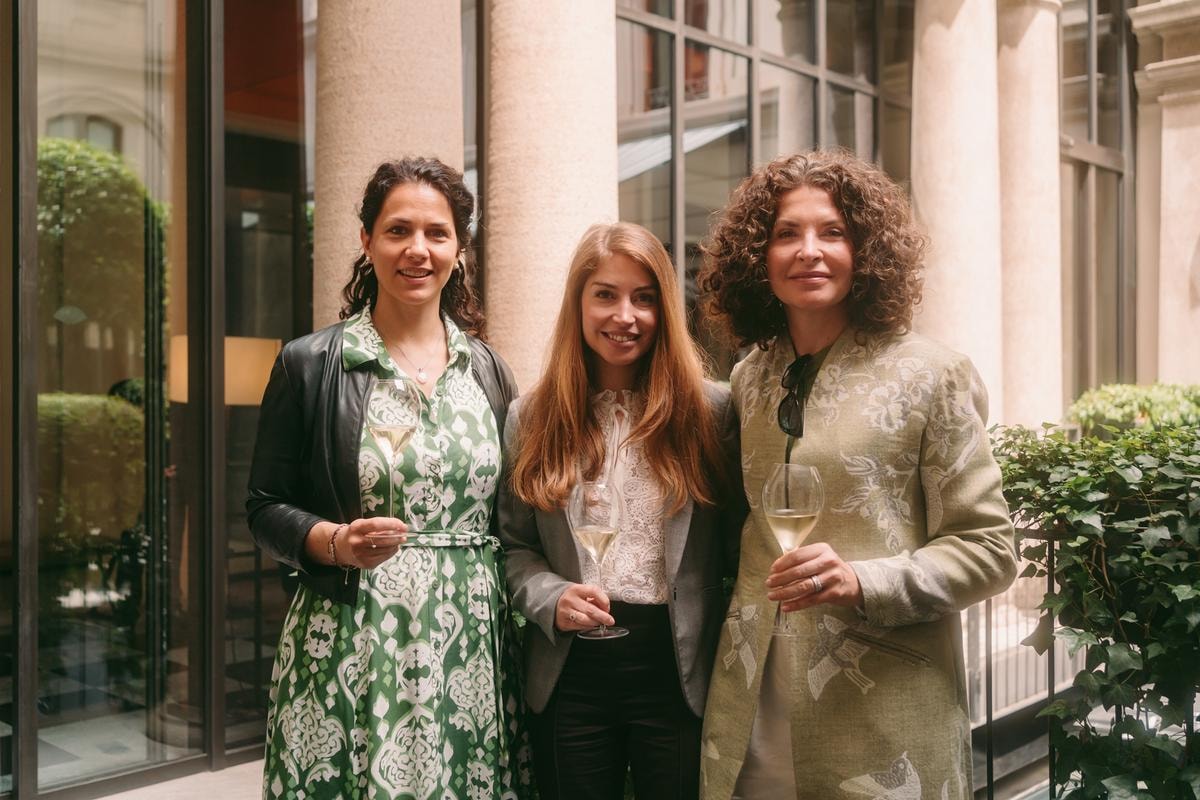 Caroline Fiot al centro tra Silvia Rossetto, senior brand manager Ruinart (a sinistra) e Francesca Terragni, marketing & communication director Moët Hennessy Italia.