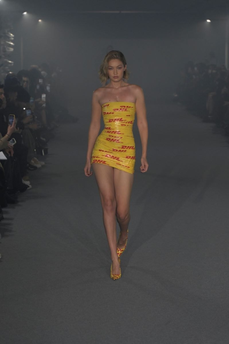 Gigi Hadid in Vetements nella spring-summer 2025 (ph Francesc Ten/MFF)