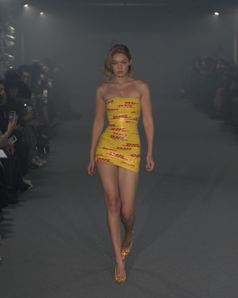 Gigi Hadid in Vetements nella spring-summer 2025 (ph Francesc Ten/MFF)