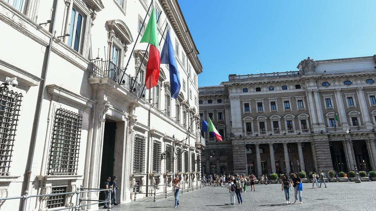 Via libera del governo al decreto carburanti: taglio accise fino al 6 giugno. Autotrasporto: 300 milioni per spegnere la protesta