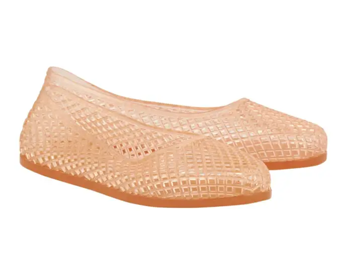 Tutti pensavano fossero finite negli anni 80: ora le Jelly shoes sono le scarpe più desiderate