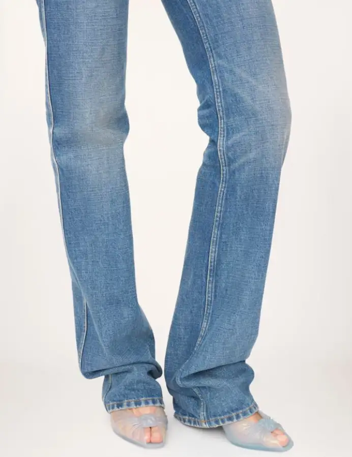 I Sabot Chloé Jelly indossati con i jeans.