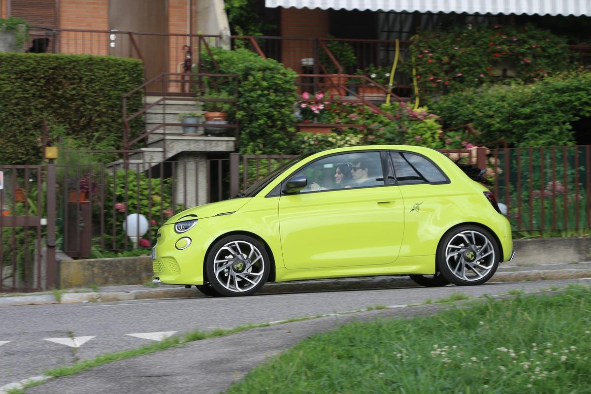 Lo Scorpione torna su strada: ecco la 500e Abarth elettrica che fa più rumore di quelle a benzina