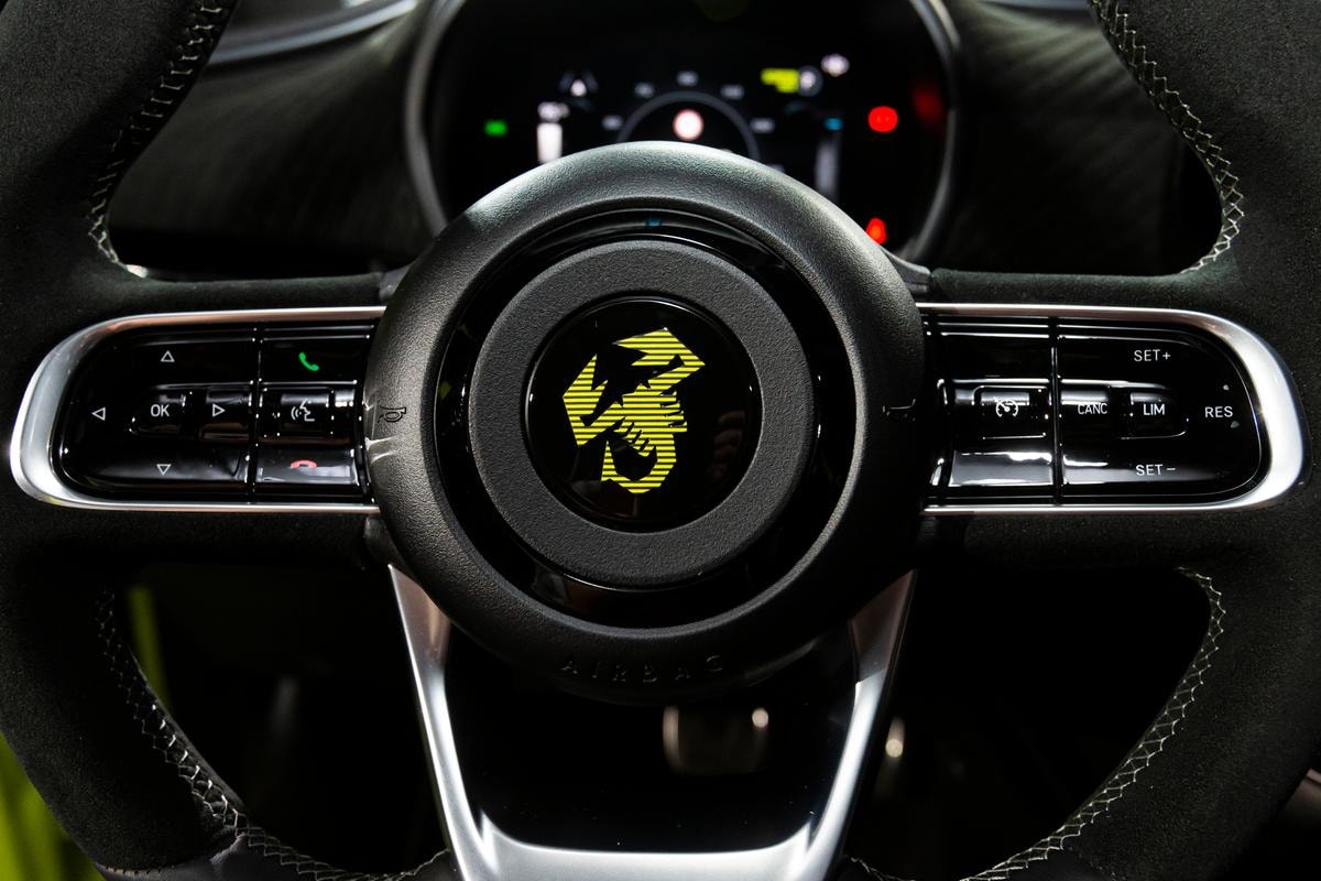 Lo Scorpione torna su strada: ecco la 500e Abarth elettrica che fa più rumore di quelle a benzina