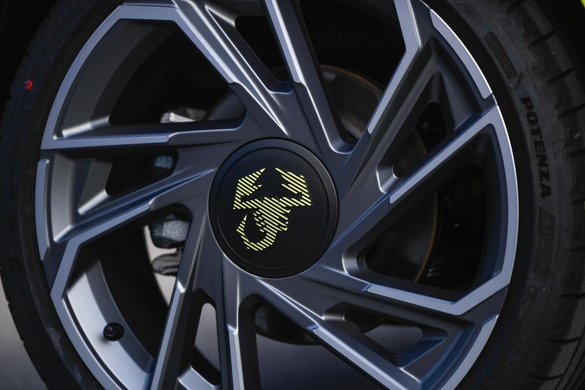 Lo Scorpione torna su strada: ecco la 500e Abarth elettrica che fa più rumore di quelle a benzina
